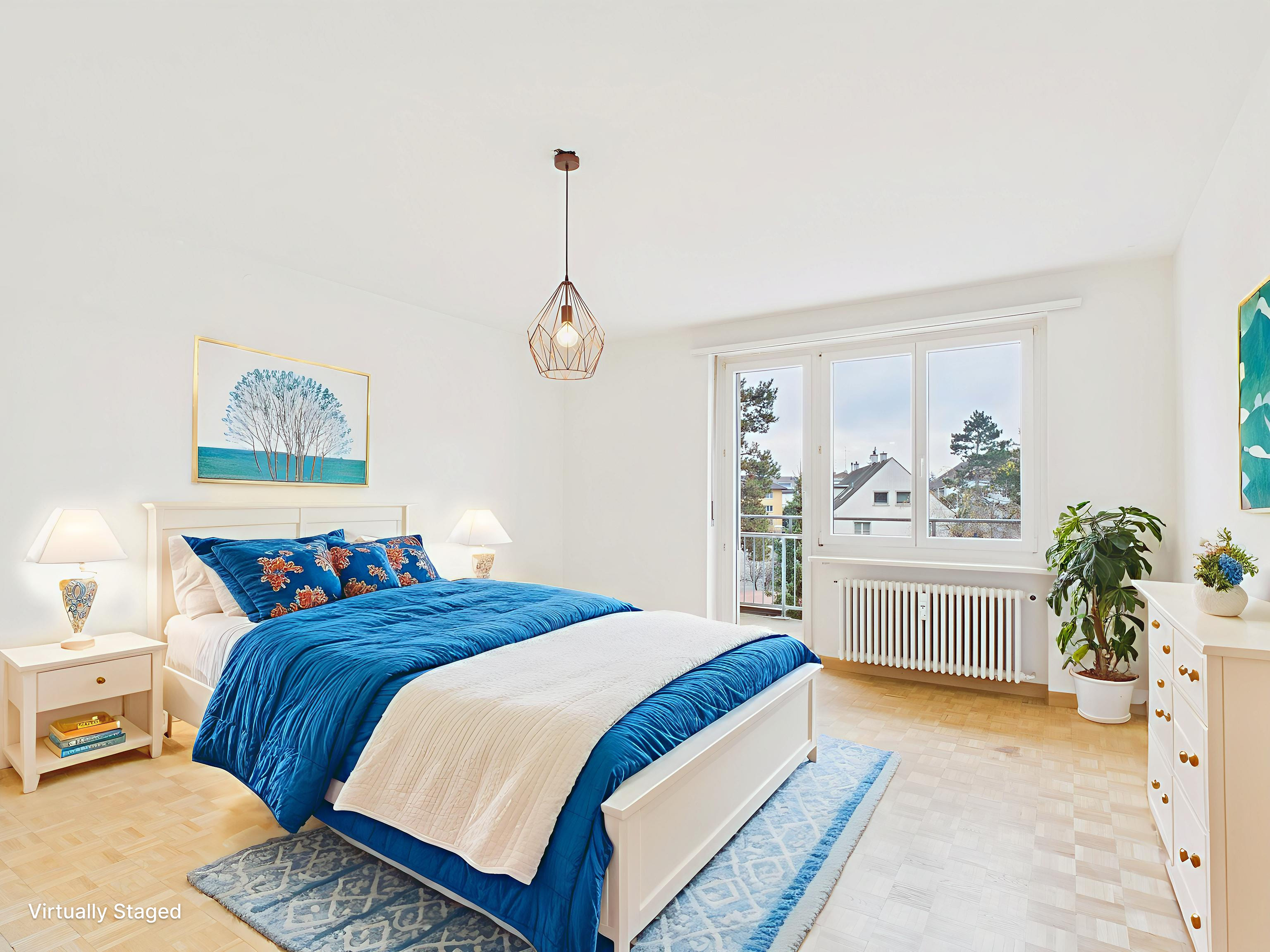 Helles, virtuell gestagtes Schlafzimmer mit Balkonblick