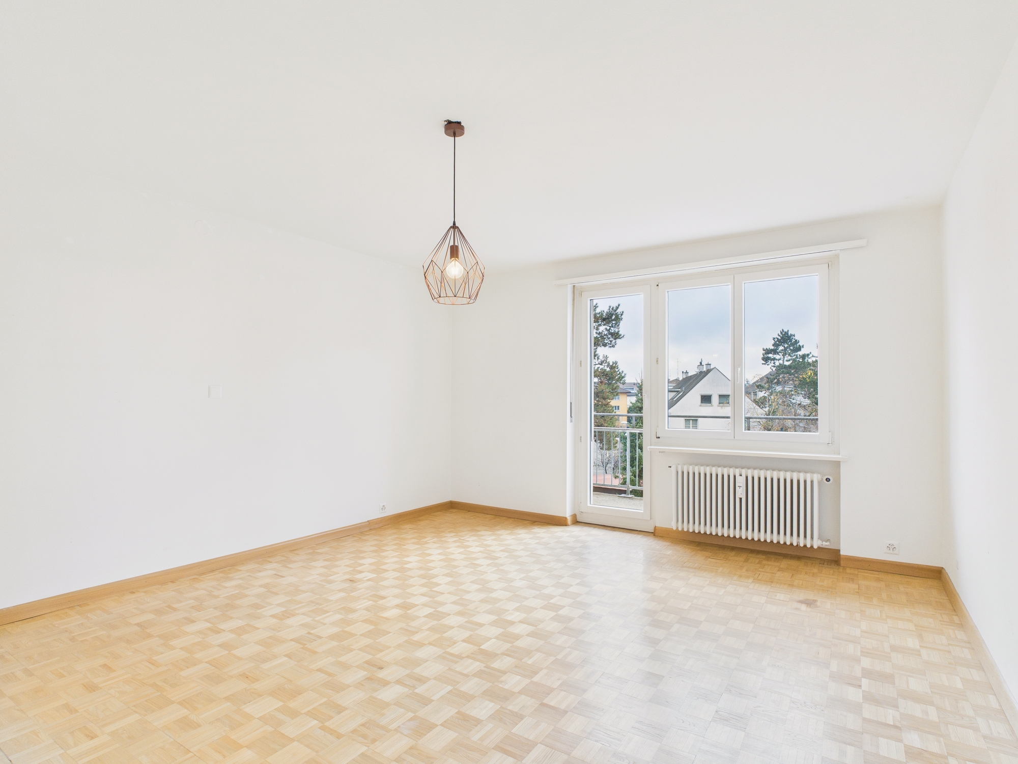 Heller leerer Raum mit Balkon und Fenster