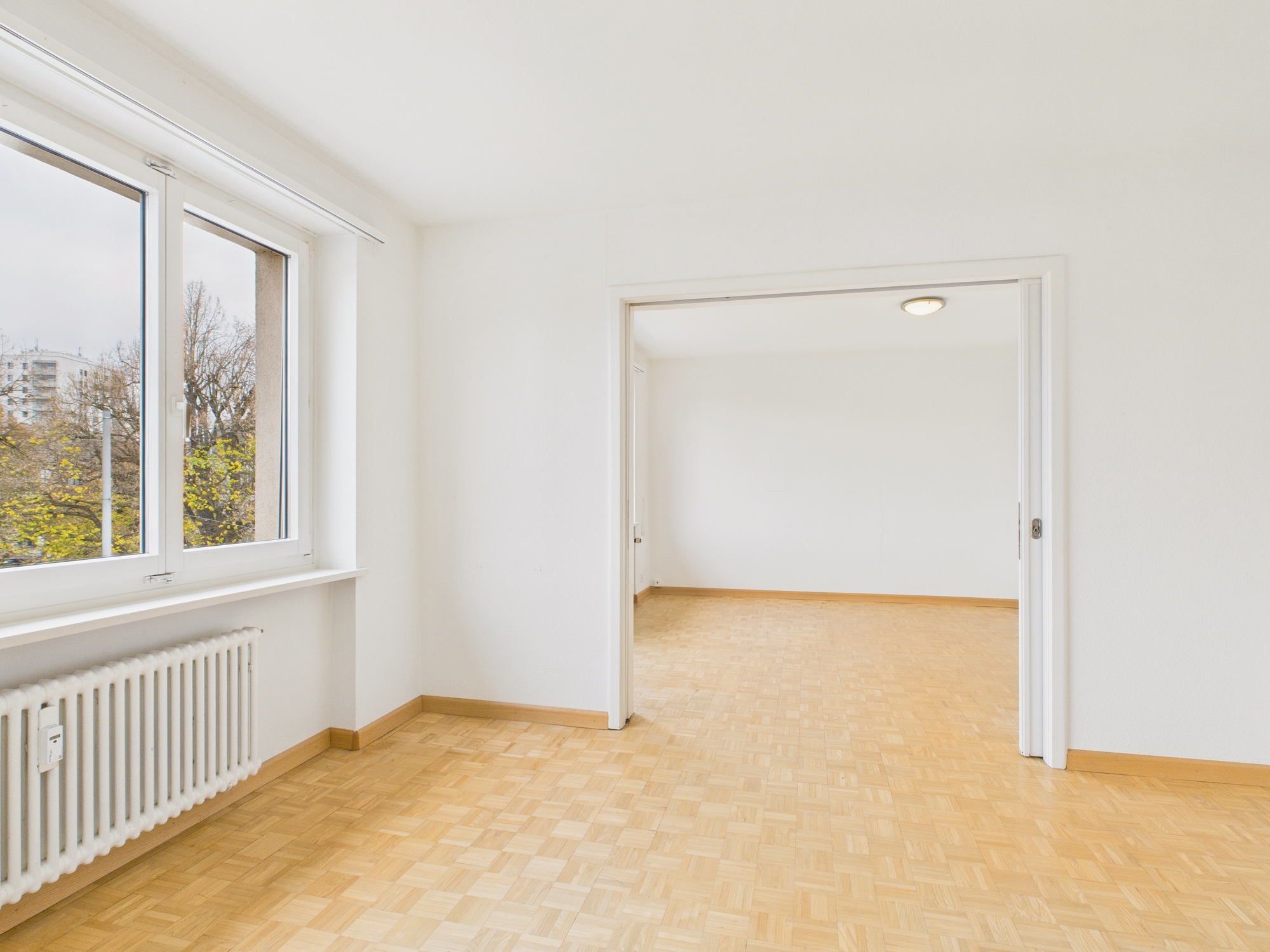 Heller leerer Wohnraum mit Durchgang