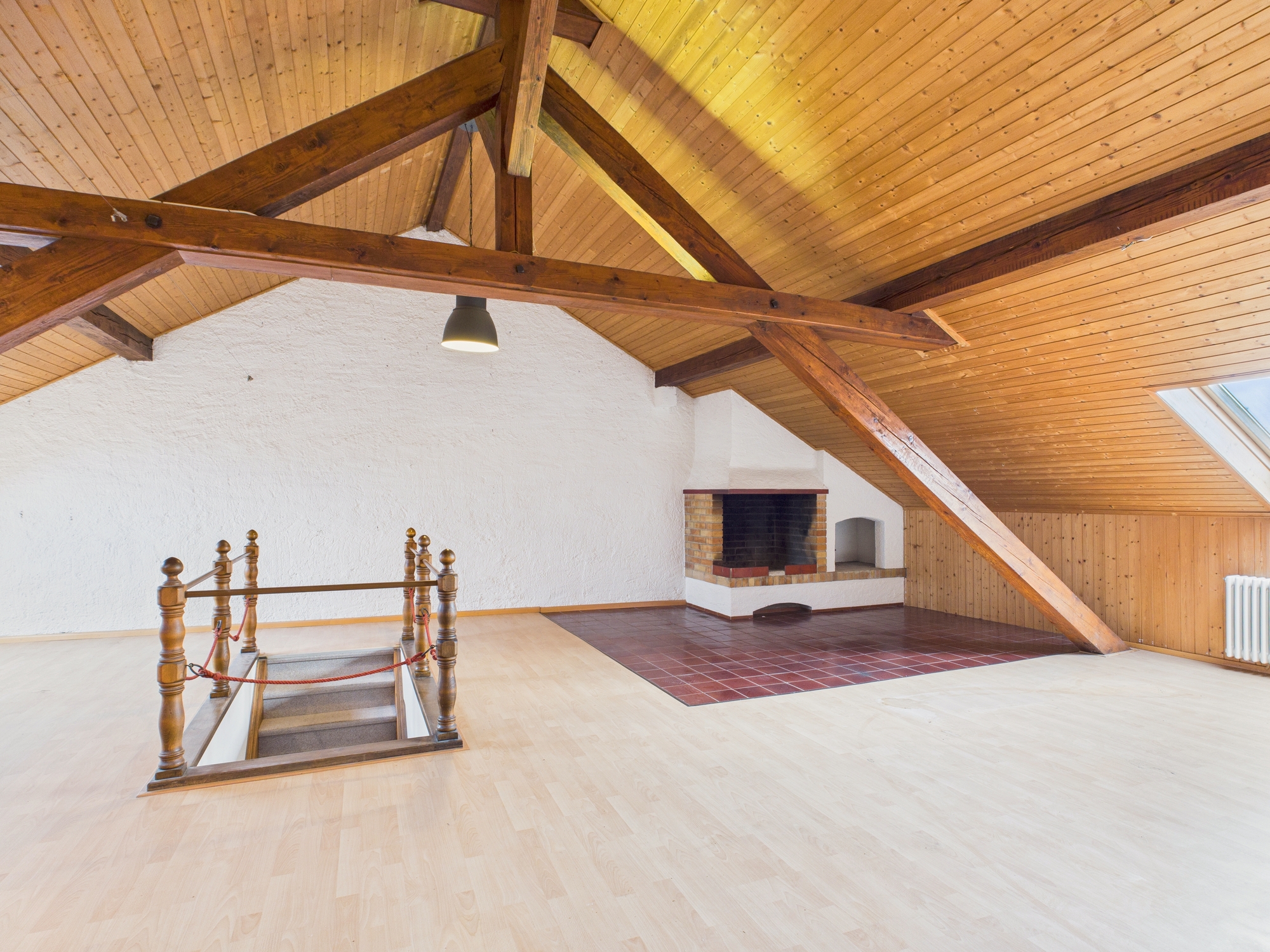 Dachgeschoss mit Kamin und offenem Treppenbereich