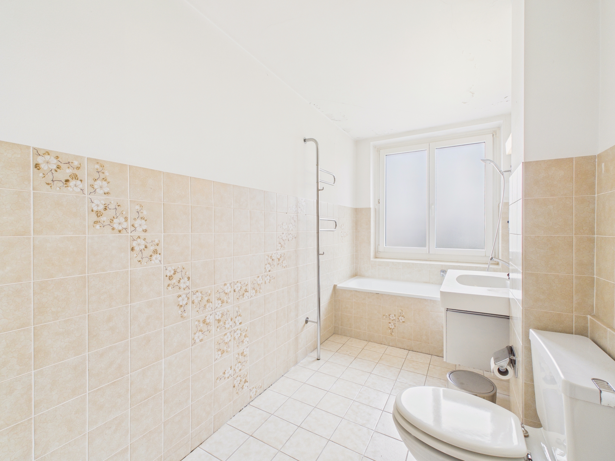 Helles Badezimmer mit Fenster