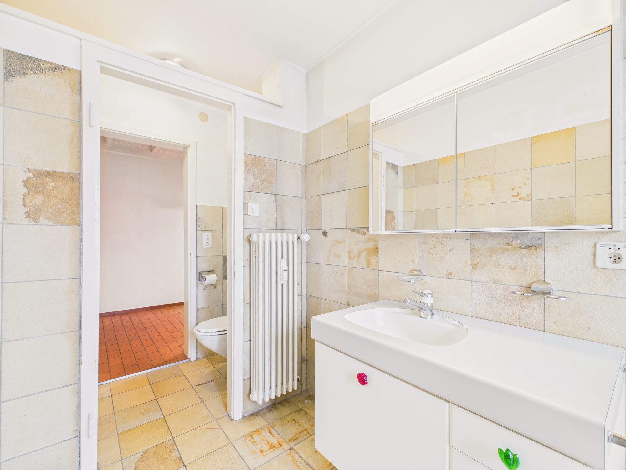 Badezimmer mit Waschbecken und Spiegel