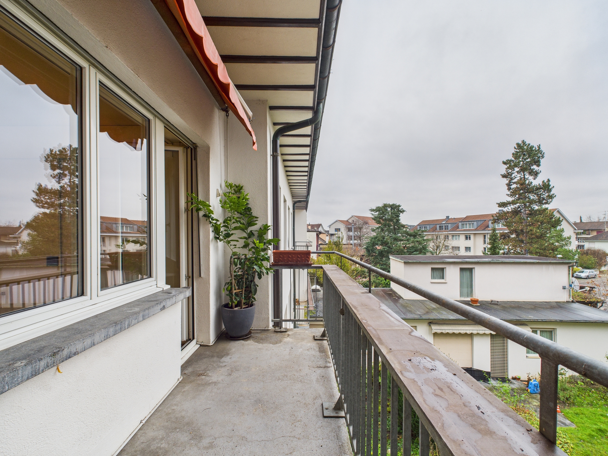 Balkon mit Blick über die Nachbarschaft
