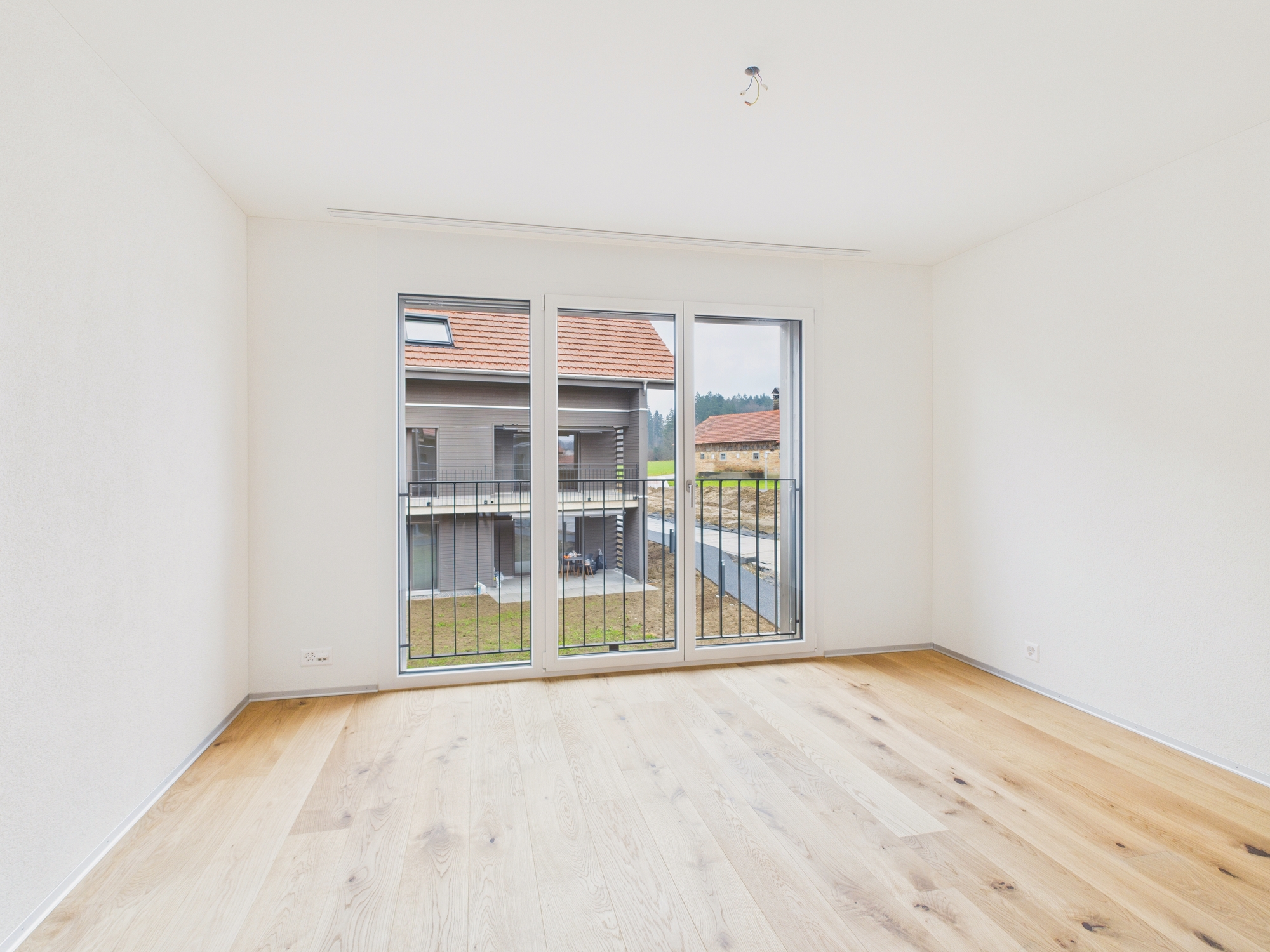 Leeres Schlafzimmer mit großem Fensterelement