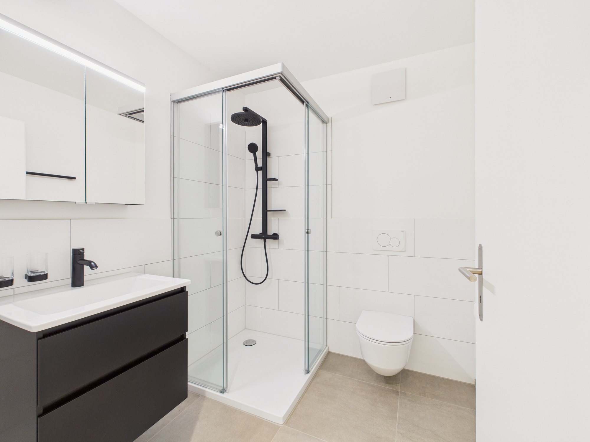 Modernes Badezimmer mit Dusche und WC