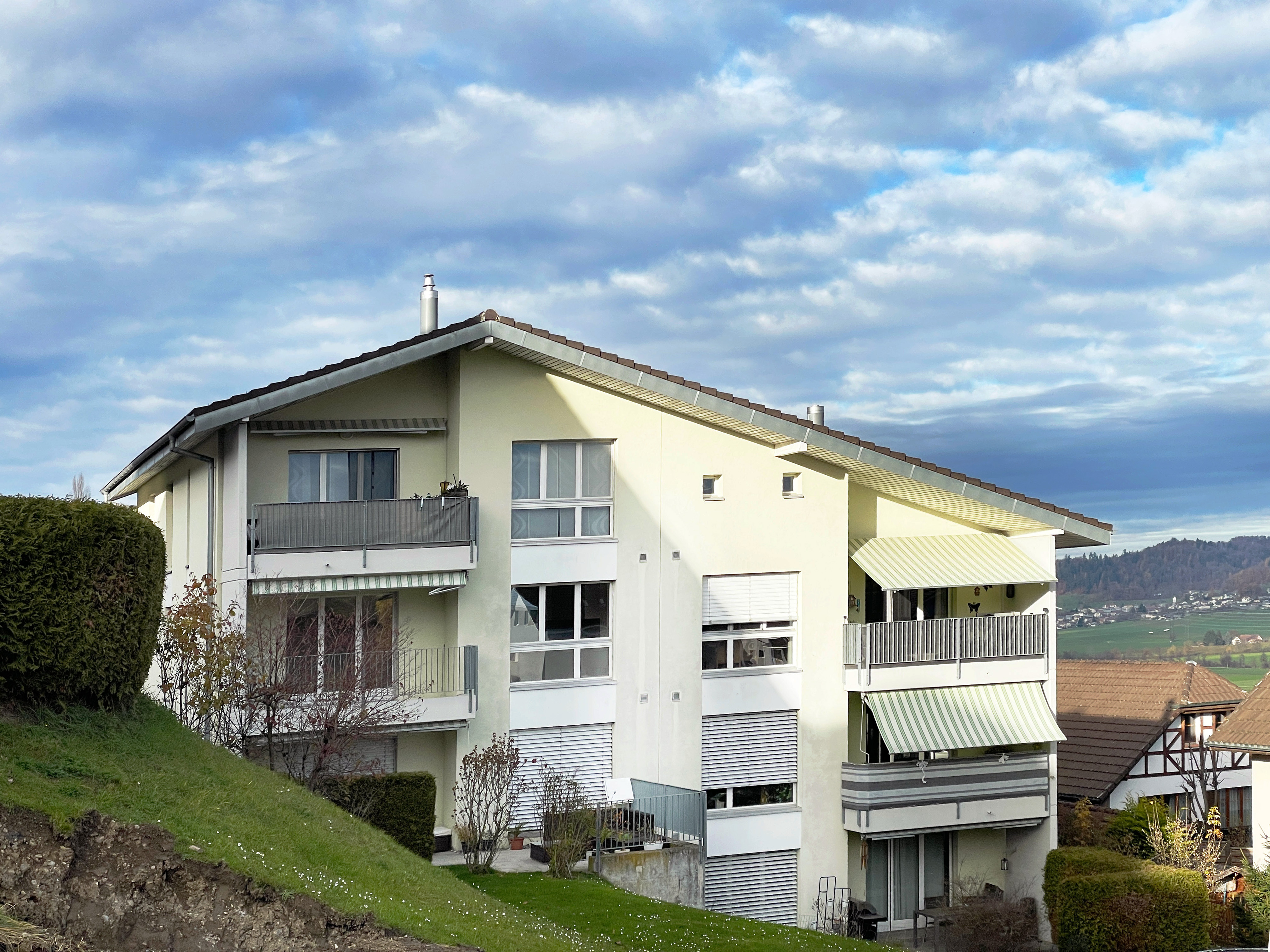 Mehrfamilienhaus mit Südbalkonen in Hanglage