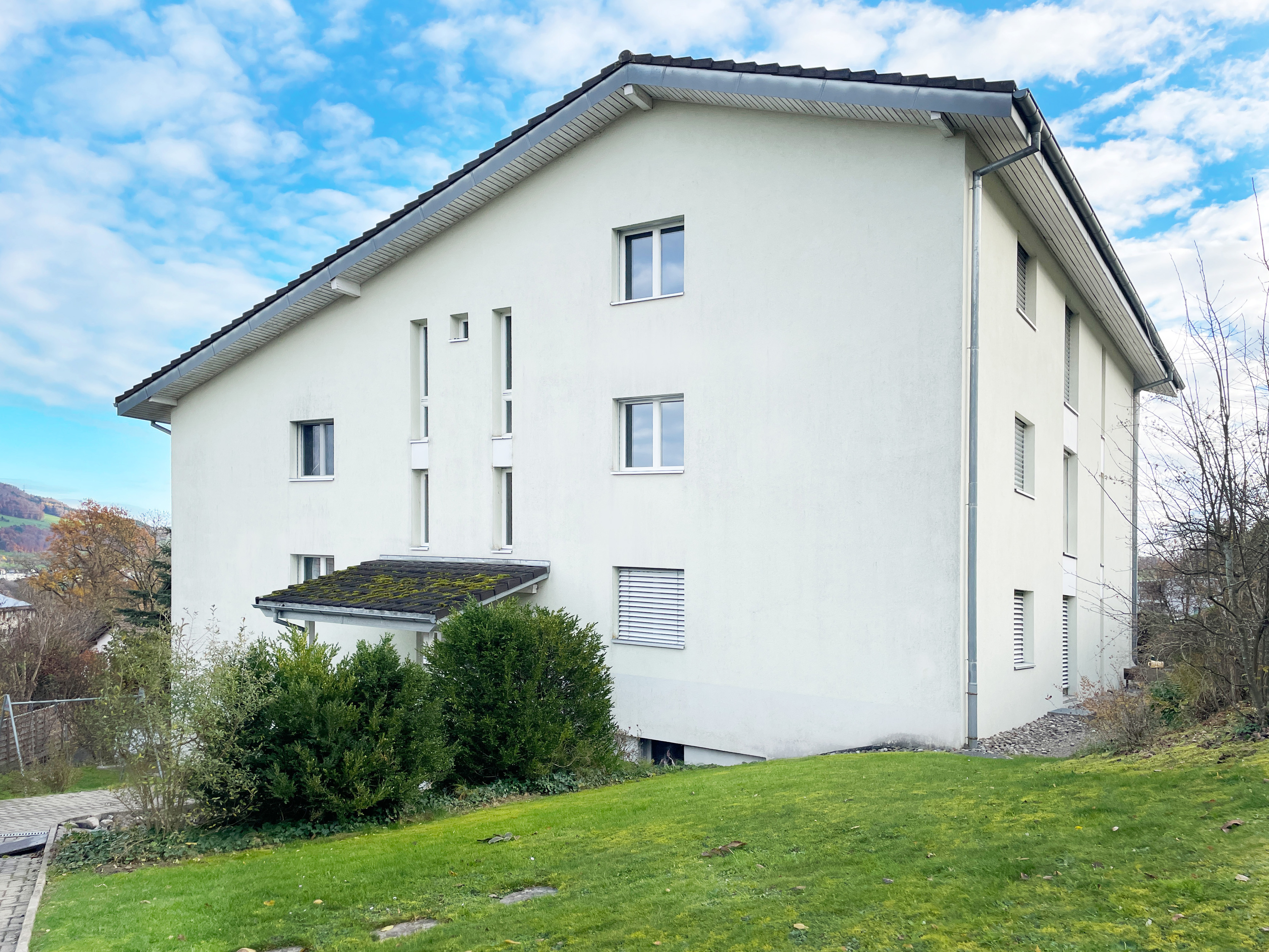 Außenansicht eines modernen Wohnhauses mit Satteldach
