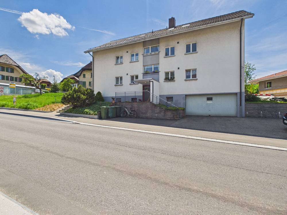 Mehrfamilienhaus mit Garage an der Straße