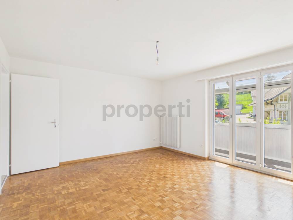 Leerer Wohnraum mit Balkonzugang