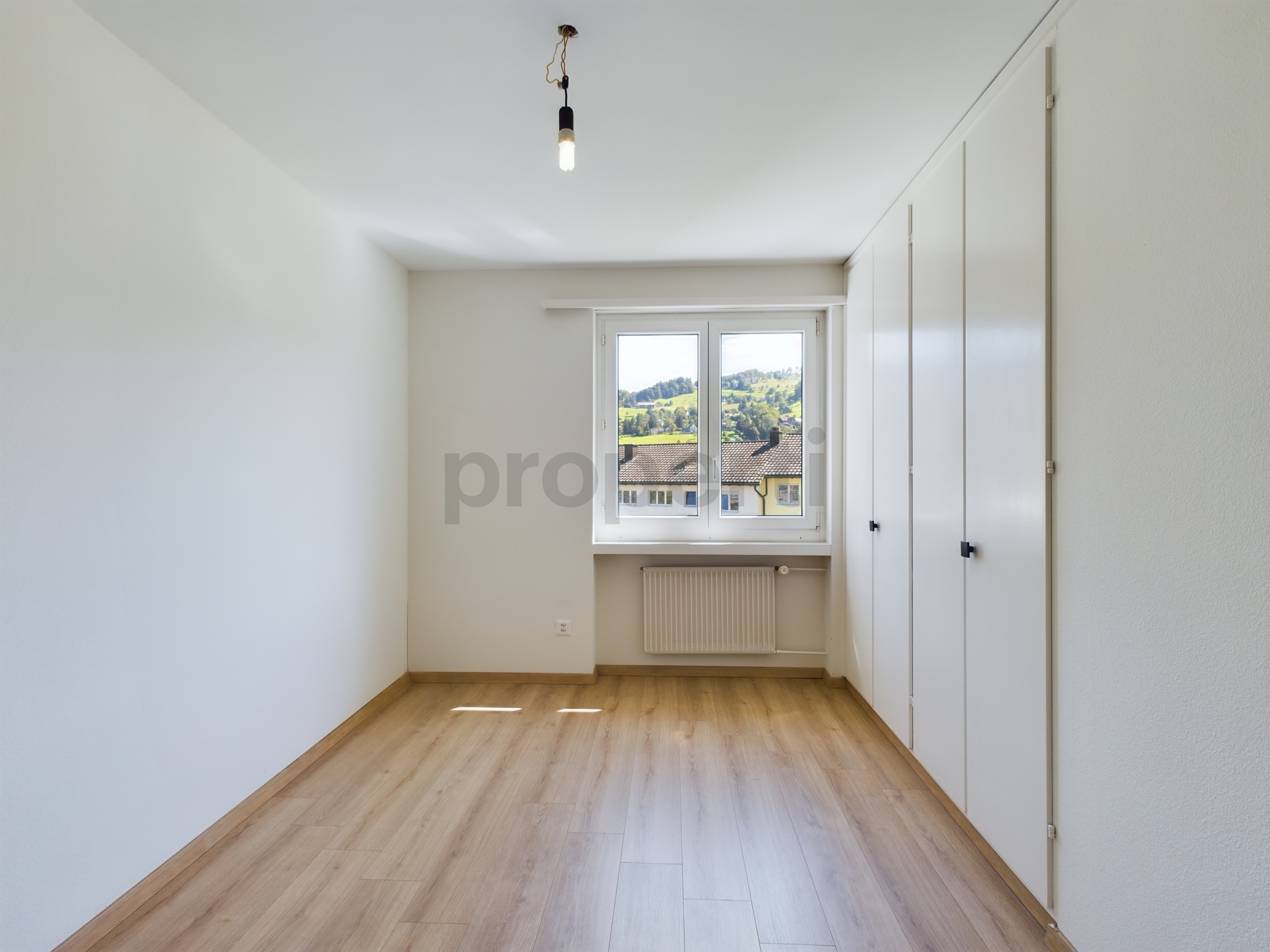 Helles, leeres Schlafzimmer mit Einbauschrank