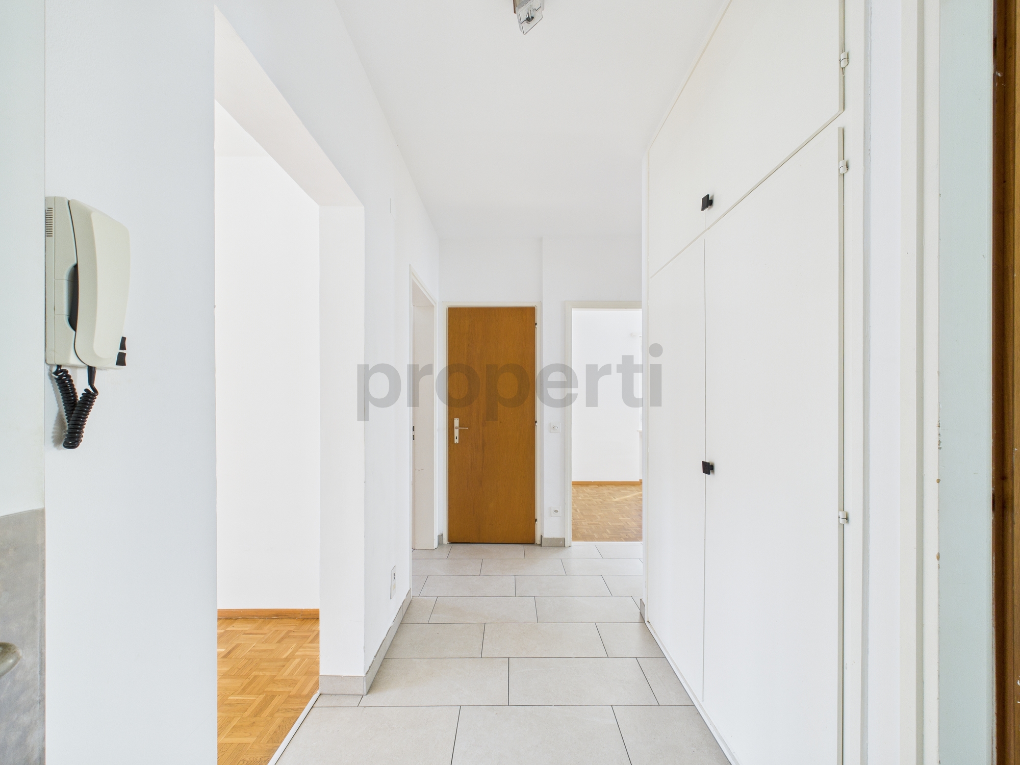 Heller Flur mit Türen und Einbauschrank