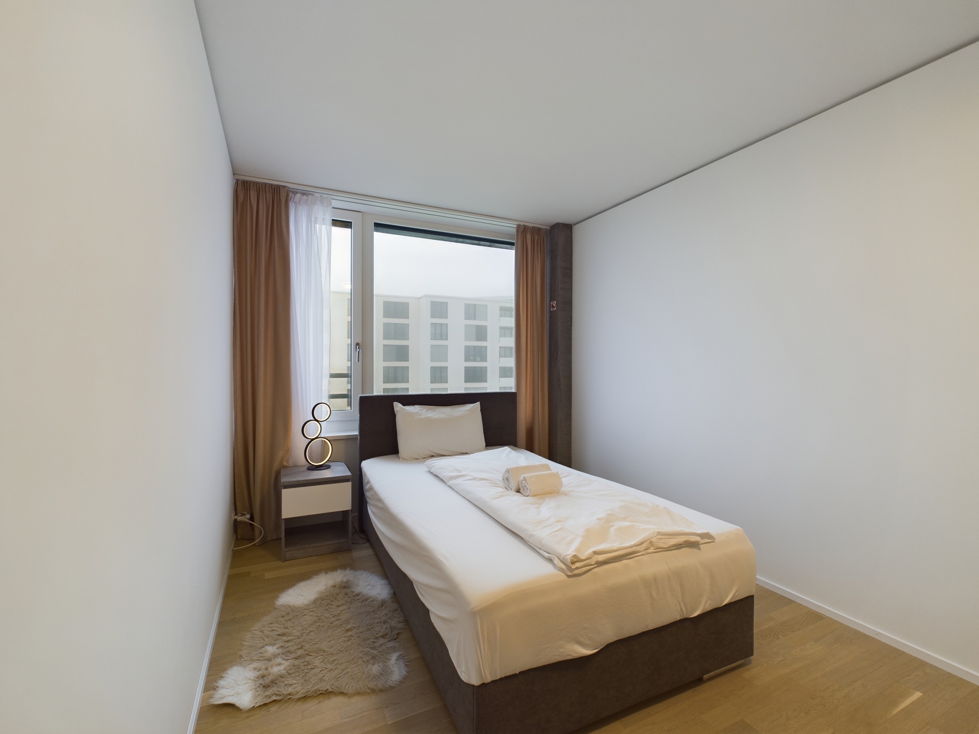 Schmales, modernes Schlafzimmer