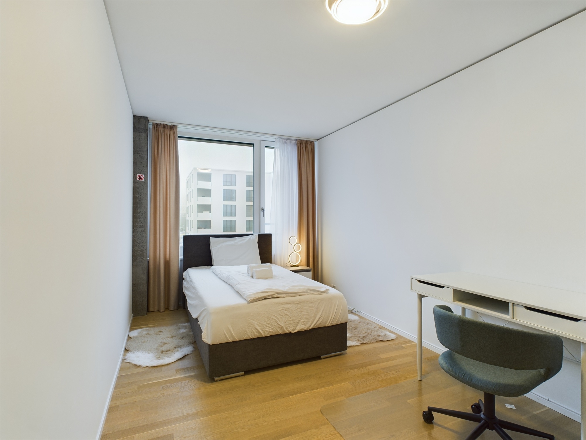 Modernes Schlafzimmer mit Arbeitsplatz
