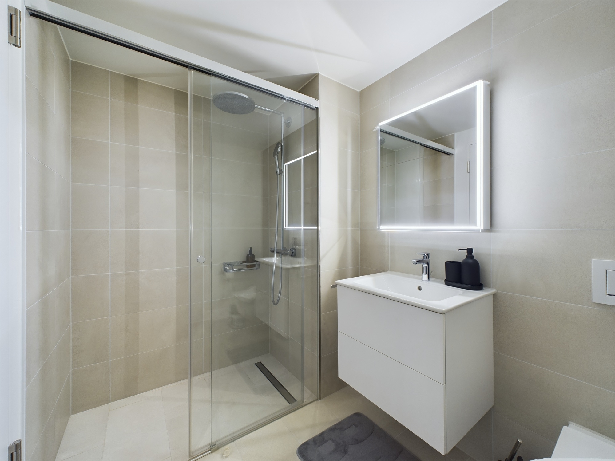 Modernes Badezimmer mit begehbarer Dusche und LED-Spiegel