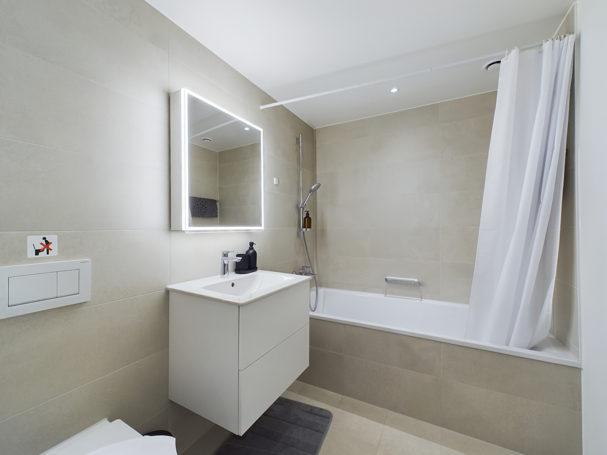 Modernes Badezimmer mit Badewanne und Waschplatz