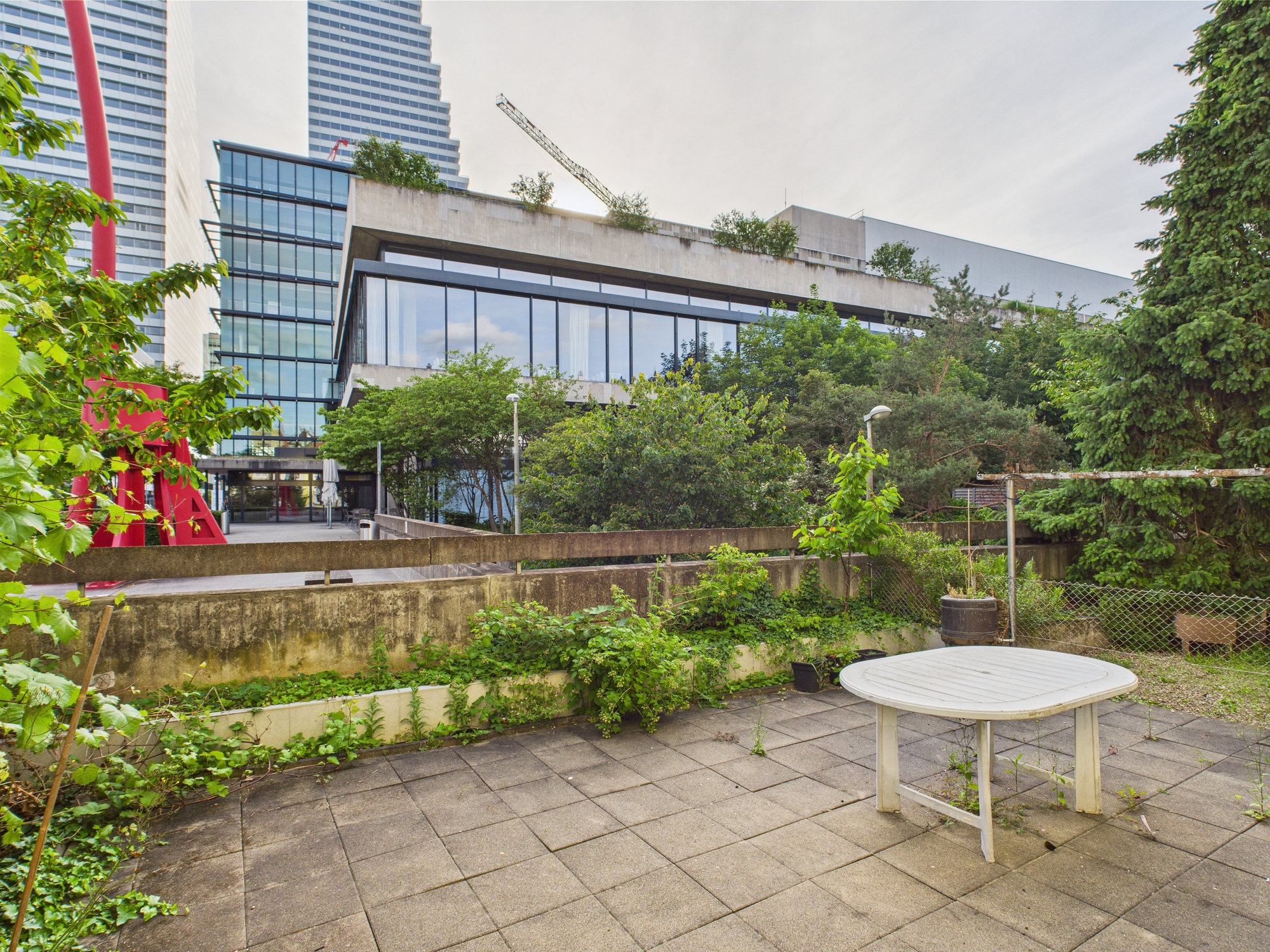 Urbaner Außenbereich mit Terrasse und moderner Bebauung