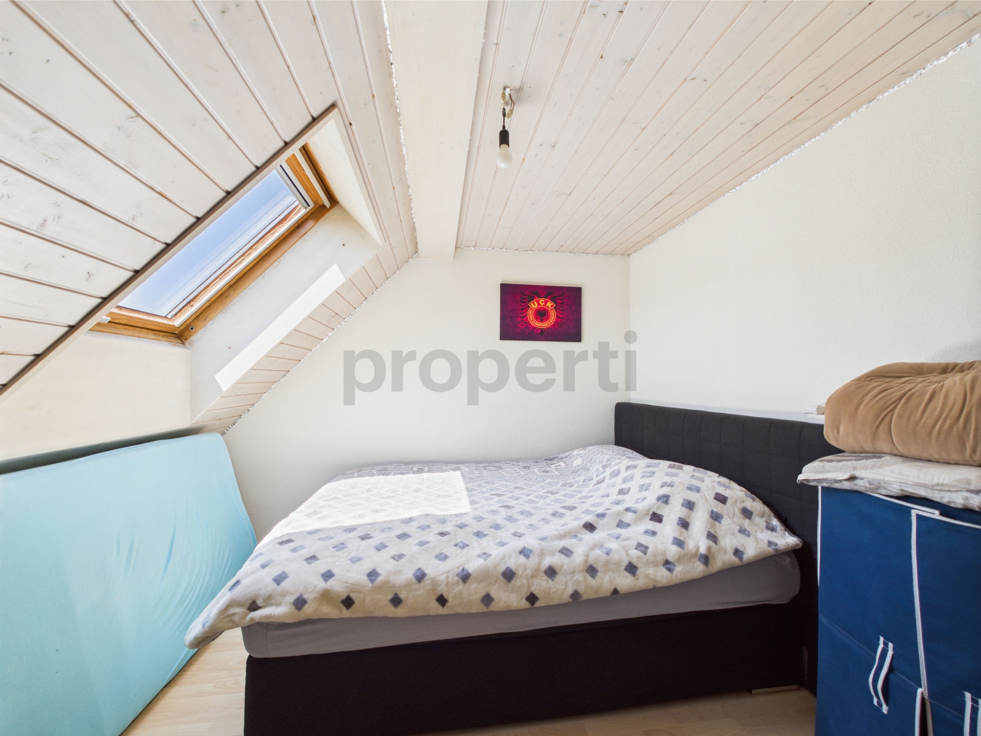 Dachgeschoss-Schlafzimmer mit Dachfenster