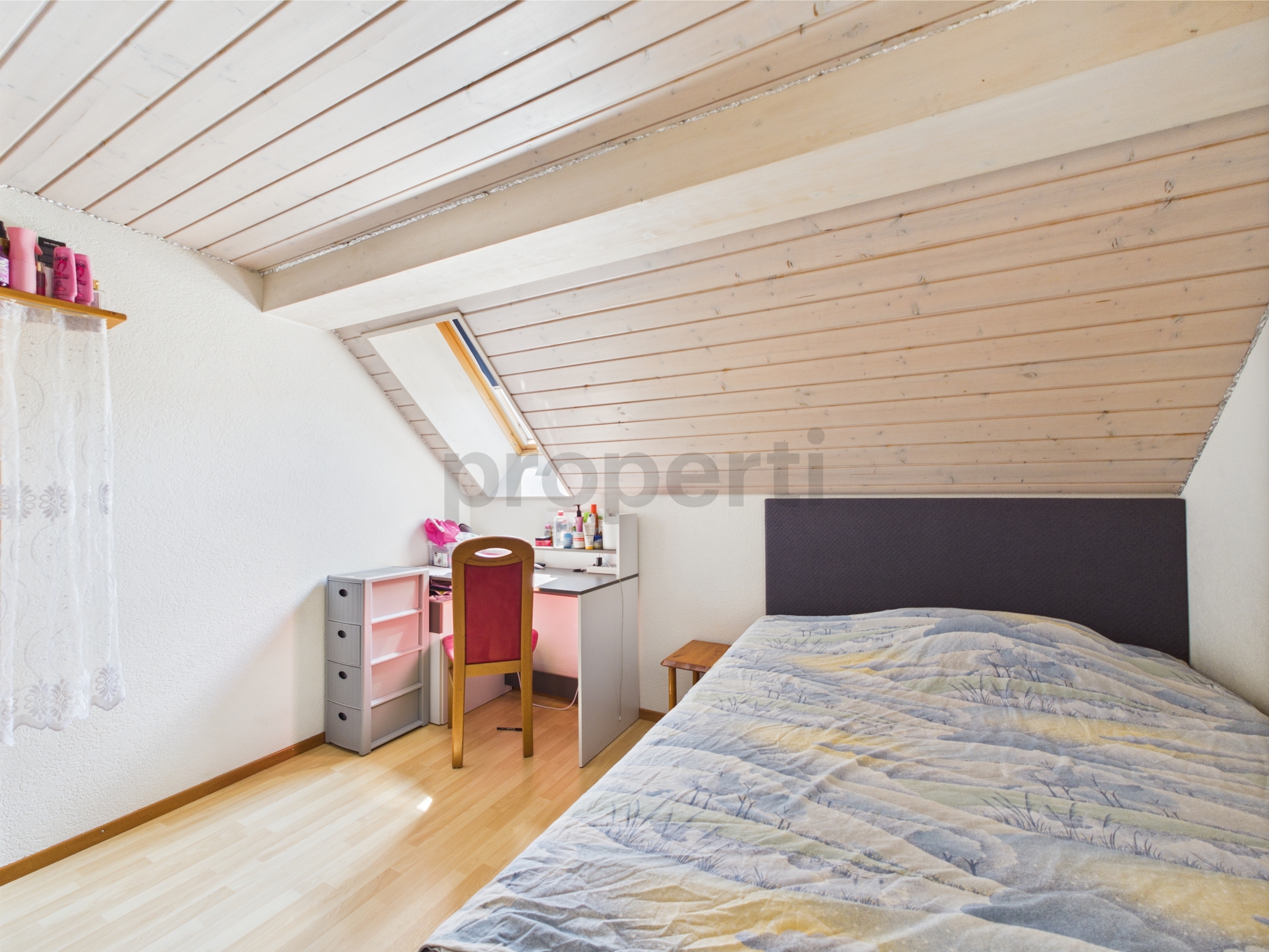Dachgeschoss-Schlafzimmer mit Dachschräge