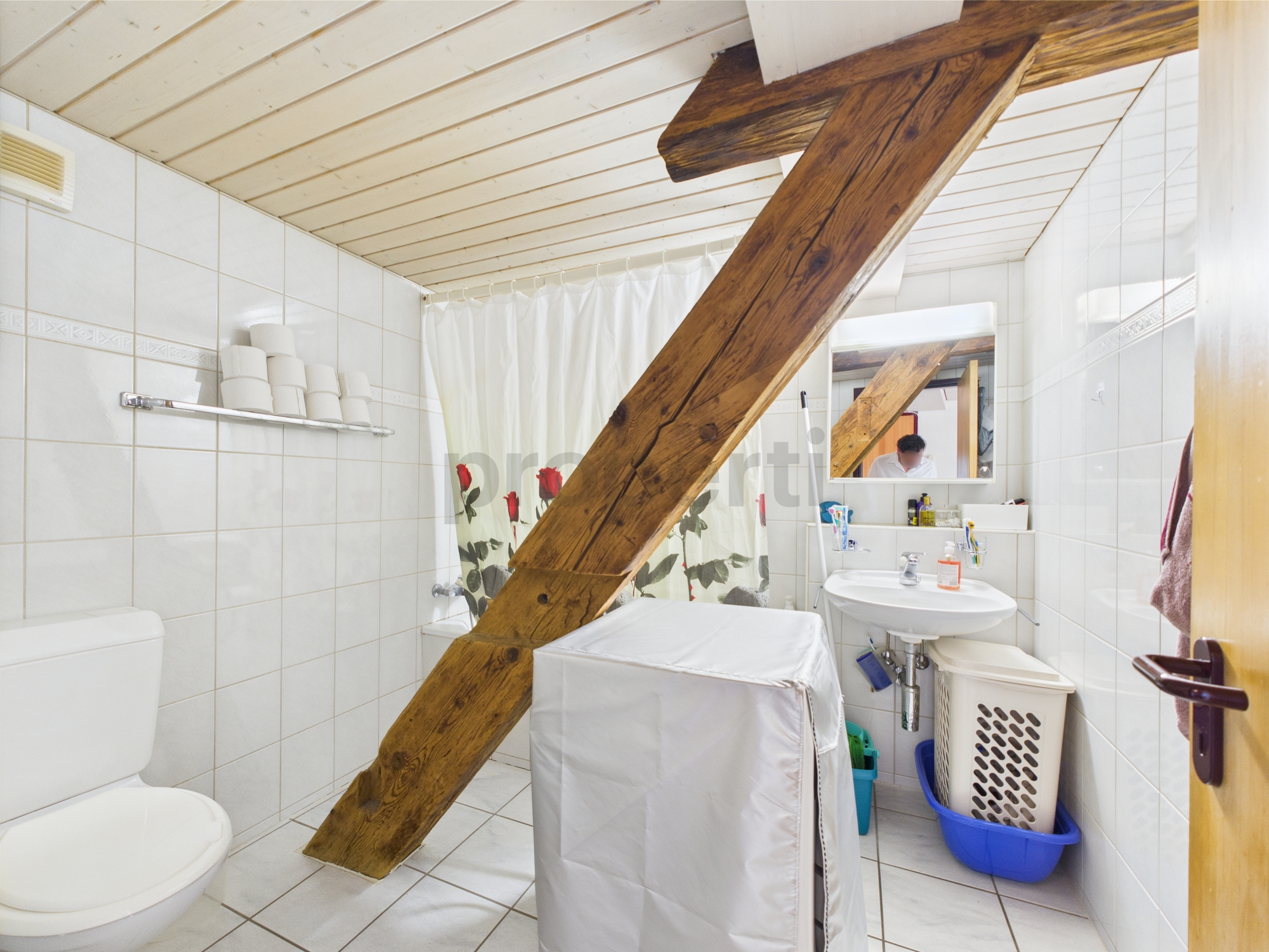 Kleines Badezimmer mit Dachschräge und sichtbarem Holzbalken