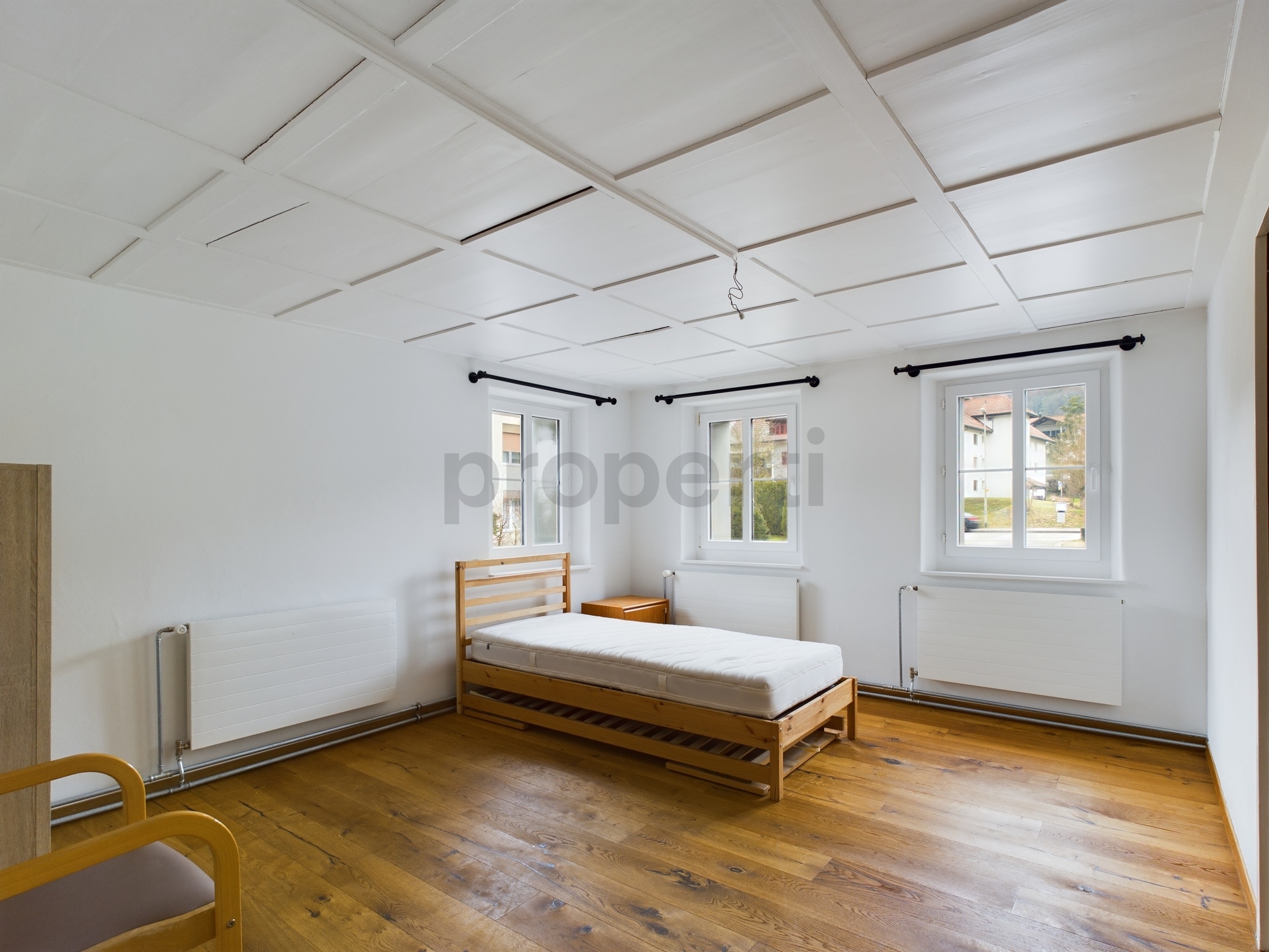 Helles Schlafzimmer mit Holzboden