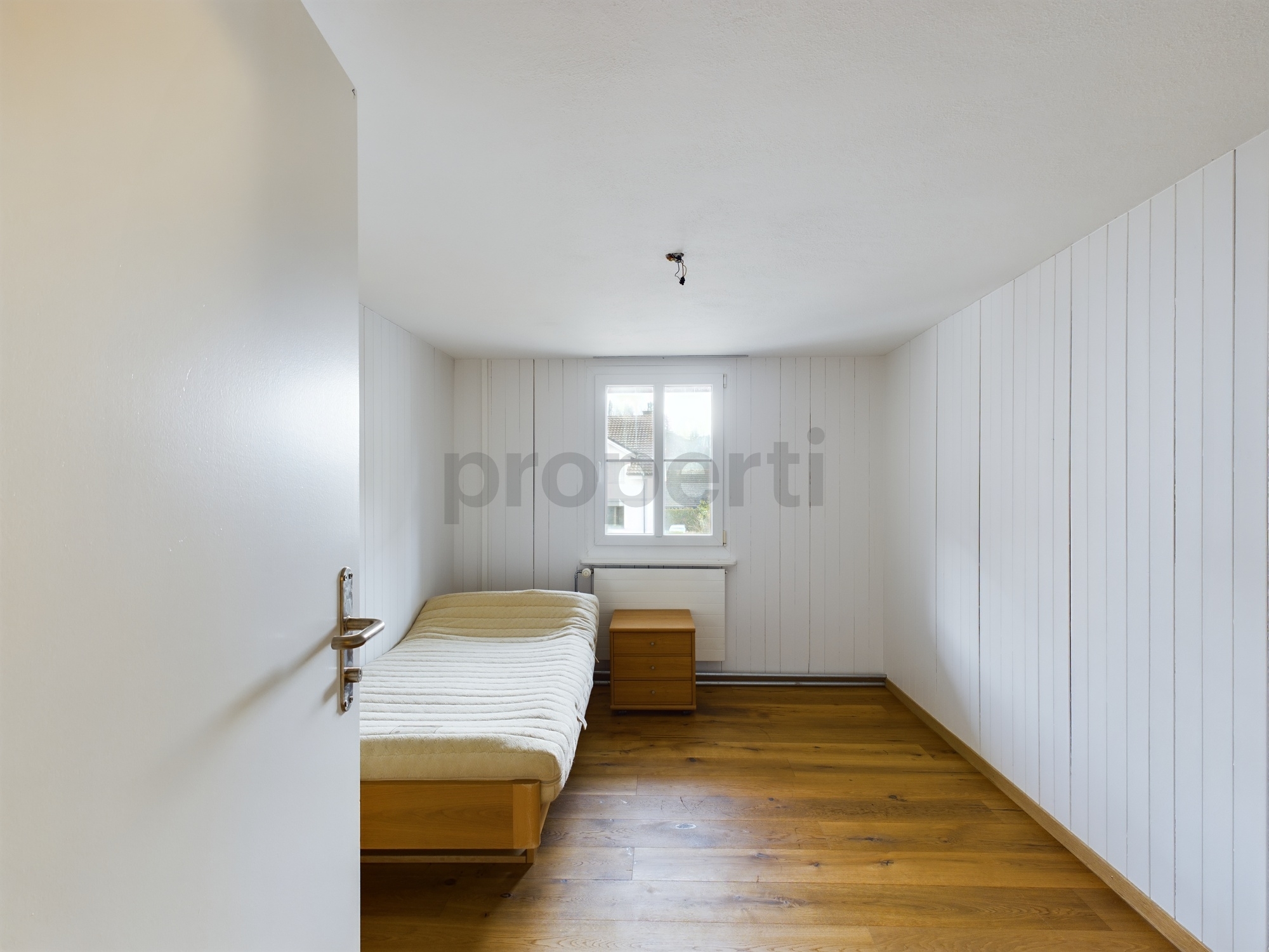 Kleines Schlafzimmer unter der Schräge