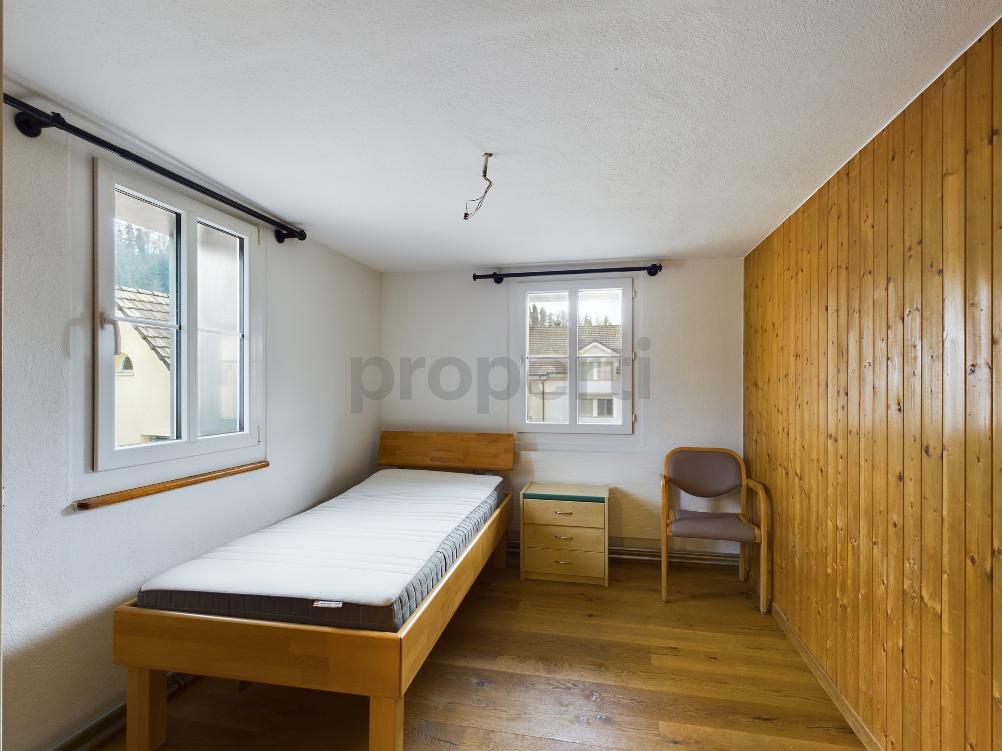 Kleines Schlafzimmer mit Holzmöbeln
