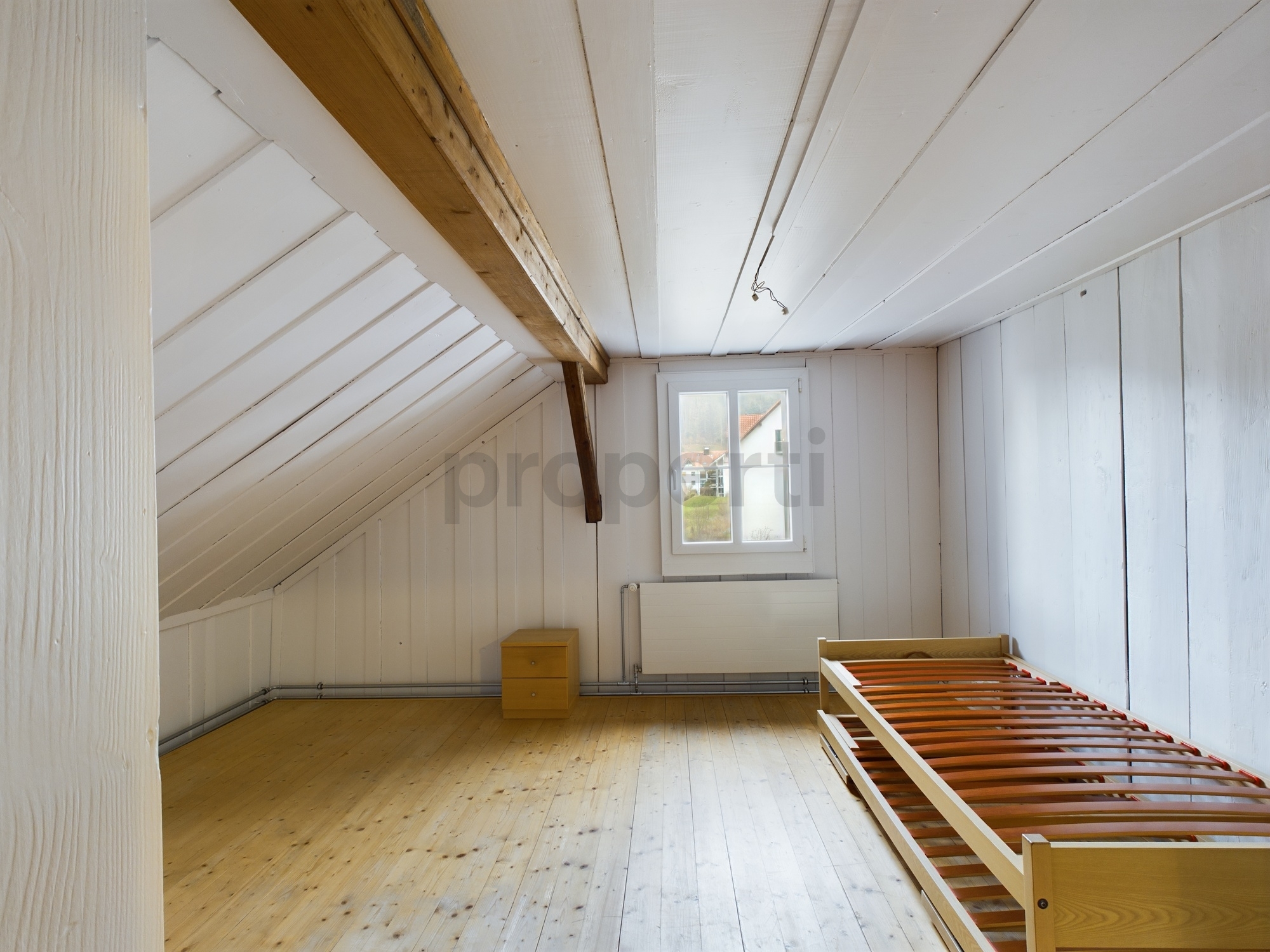 Ausgebauter Dachraum mit Bett