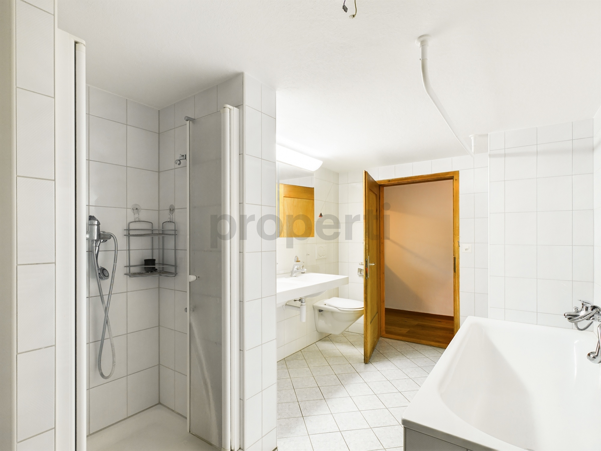 Helles Badezimmer mit Dusche, Wanne und WC