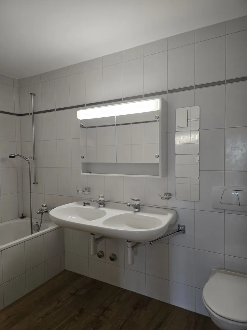 Hell gefliestes Badezimmer mit Doppelwaschbecken