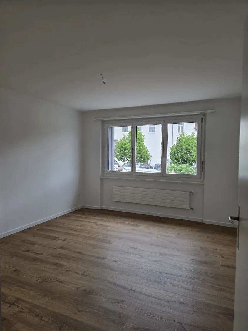 Leerer Wohnraum mit Fenster