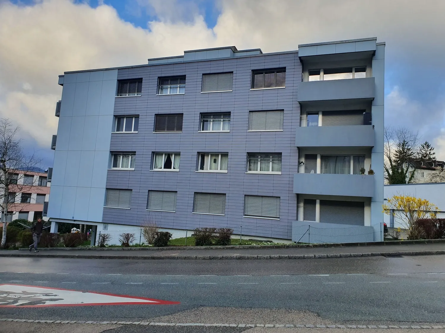 Modernes Mehrfamilienhaus an der Straße