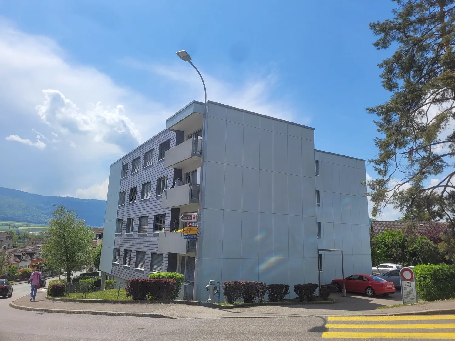 Modernes Mehrfamilienhaus an einer Straße