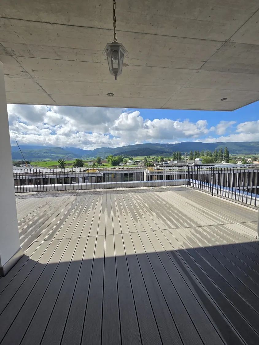 Überdachte Dachterrasse mit Bergblick