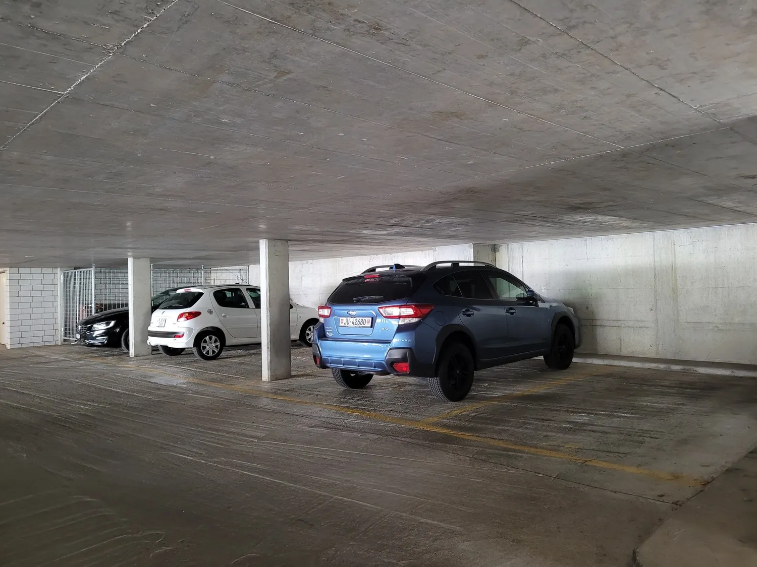 Tiefgarage mit geparkten Autos