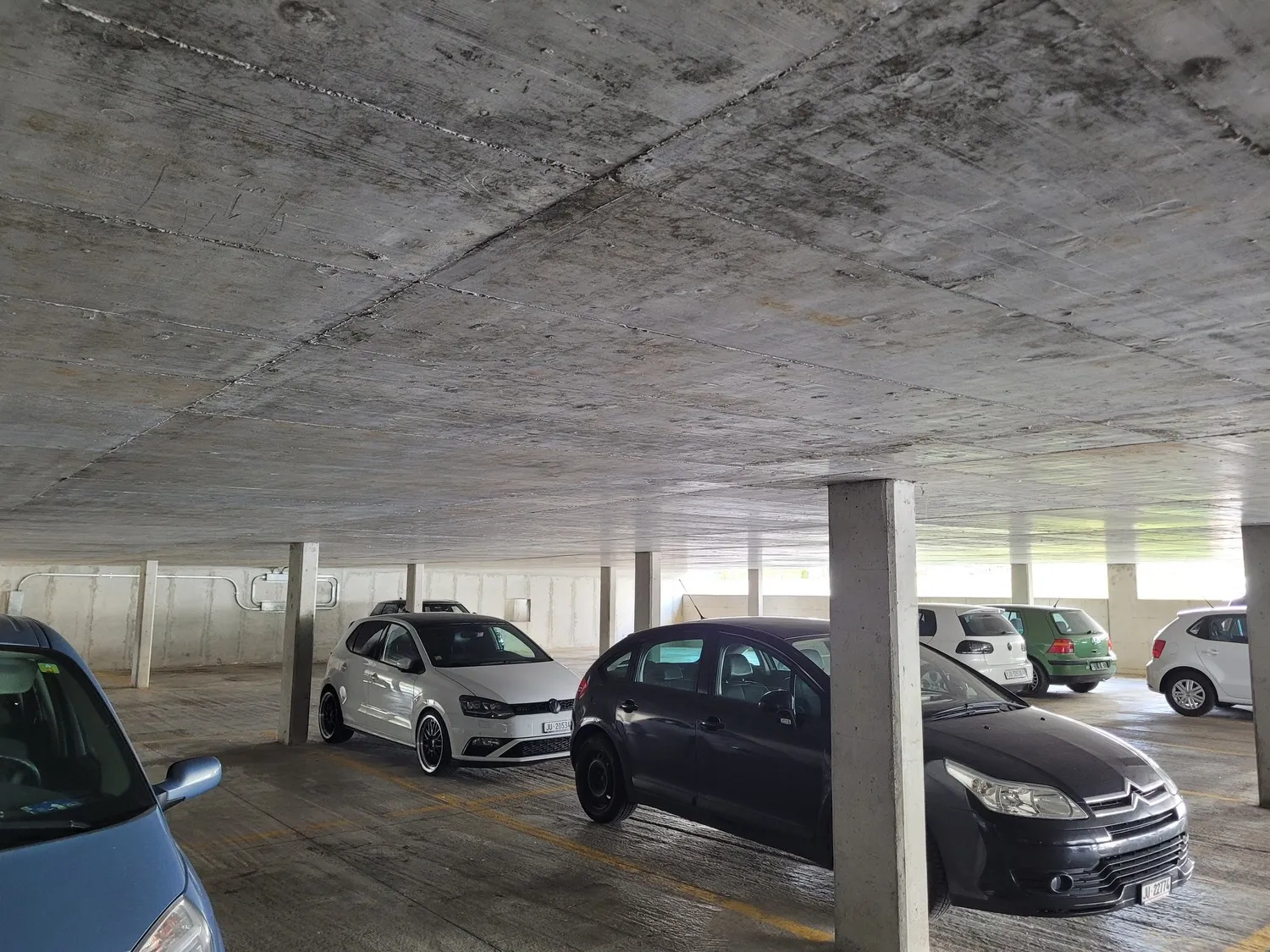 Tiefgarage mit geparkten Autos