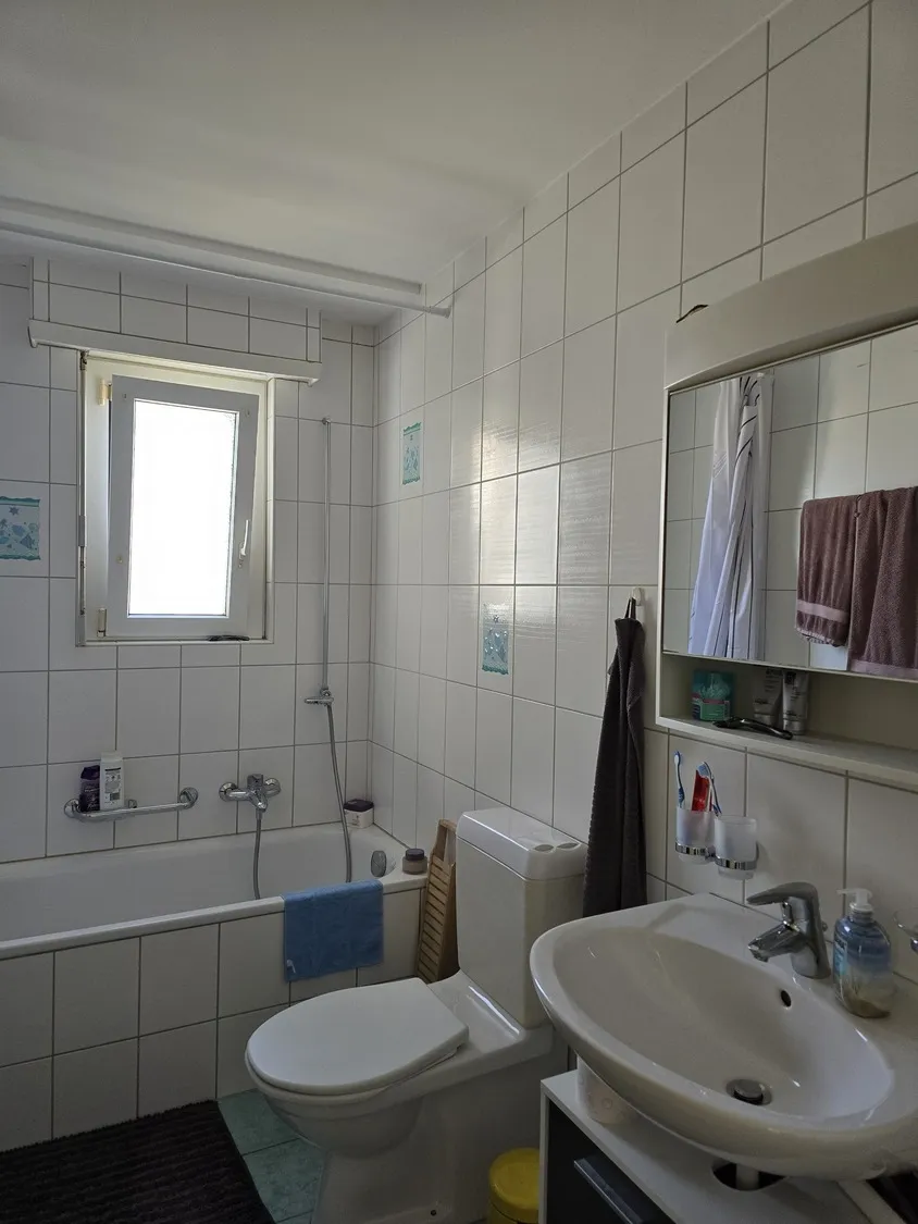 Badezimmer mit Badewanne und Waschbecken