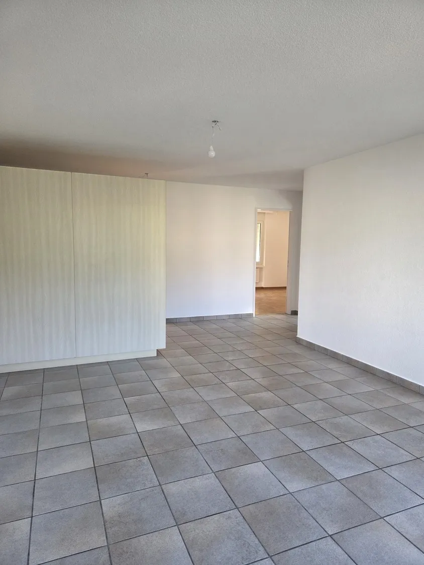 Leerer Wohnraum mit Fliesenboden