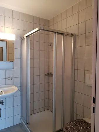 Kleines Badezimmer mit Duschkabine