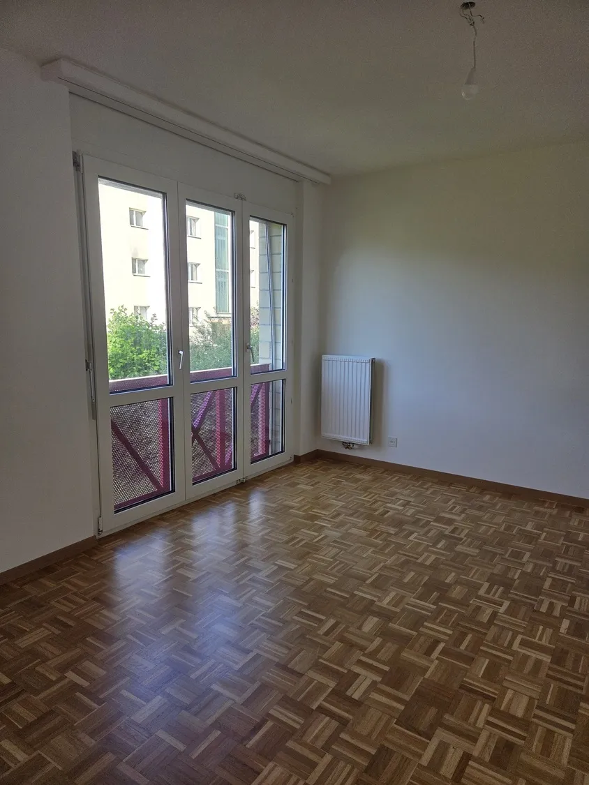 Leeres Zimmer mit Balkonfenster