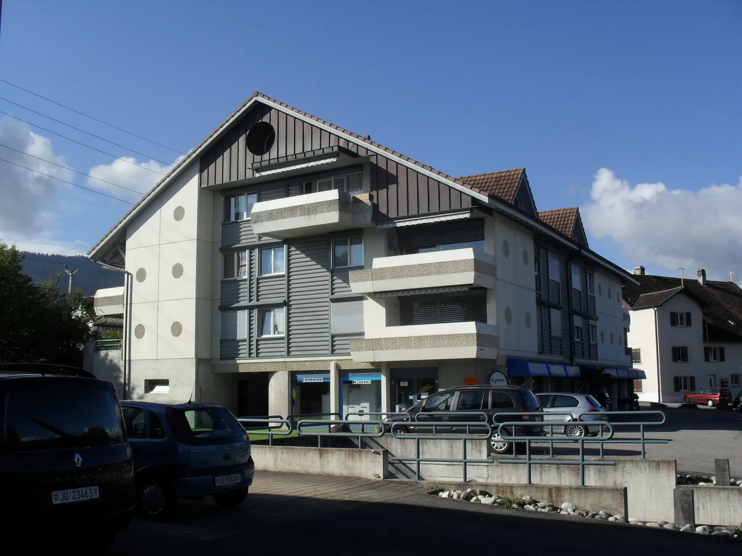 Mehrfamilienhaus mit Balkonen