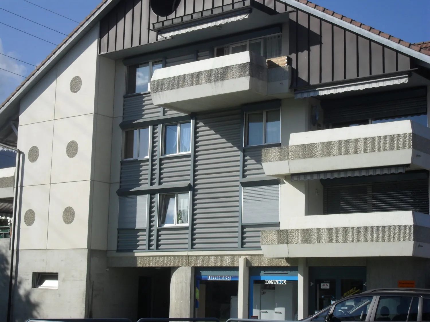 Mehrfamilienhaus mit Balkonen