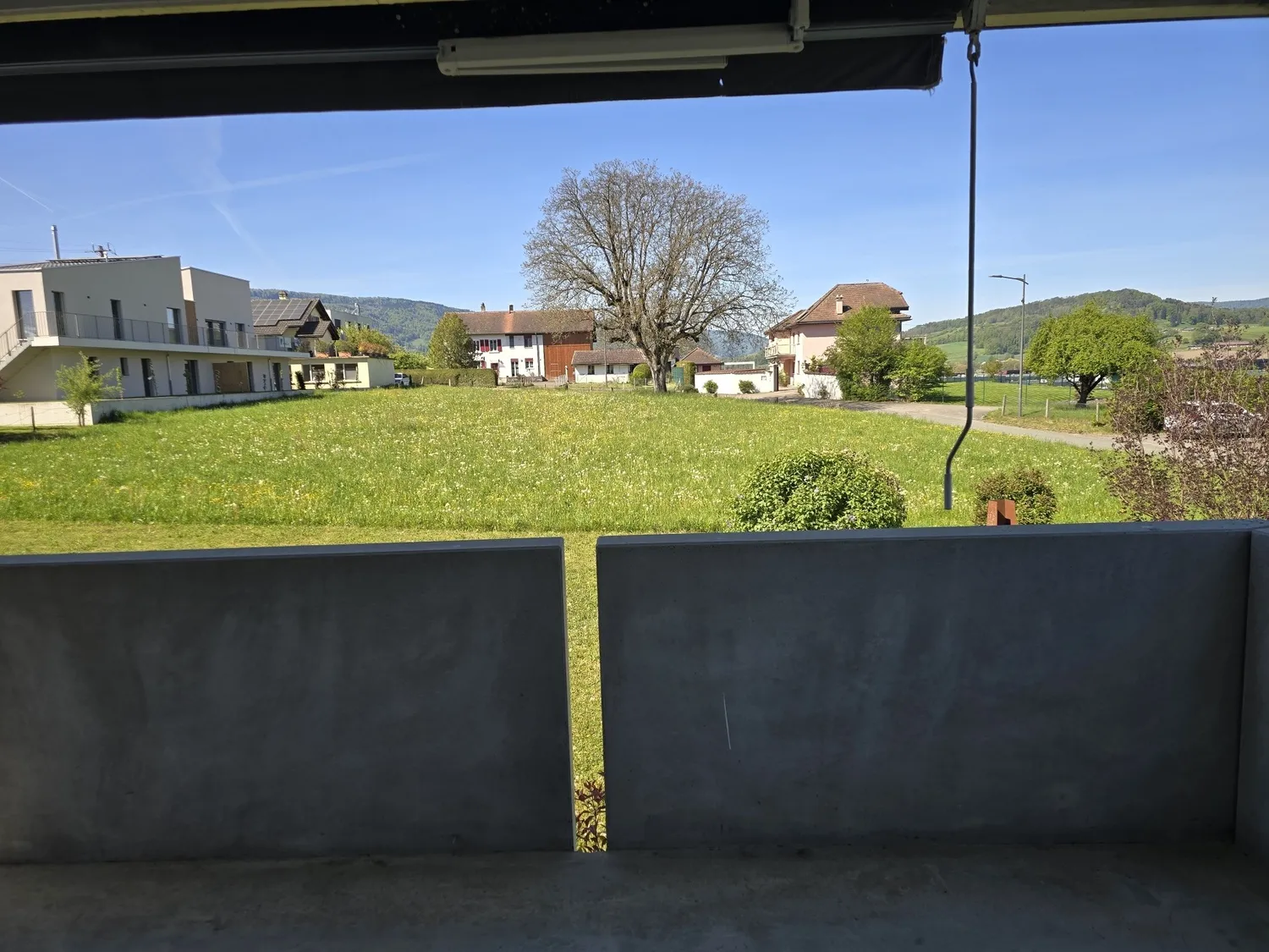 Blick vom Balkon ins Grüne