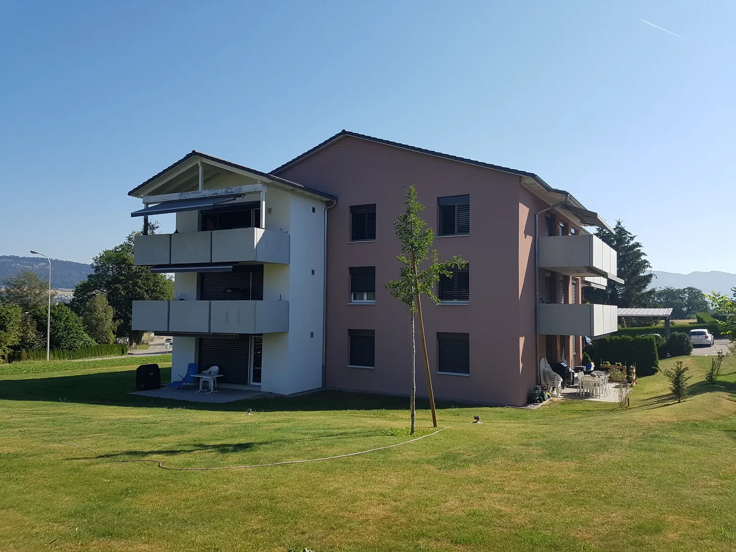 Modernes Mehrfamilienhaus mit Balkonen und Garten
