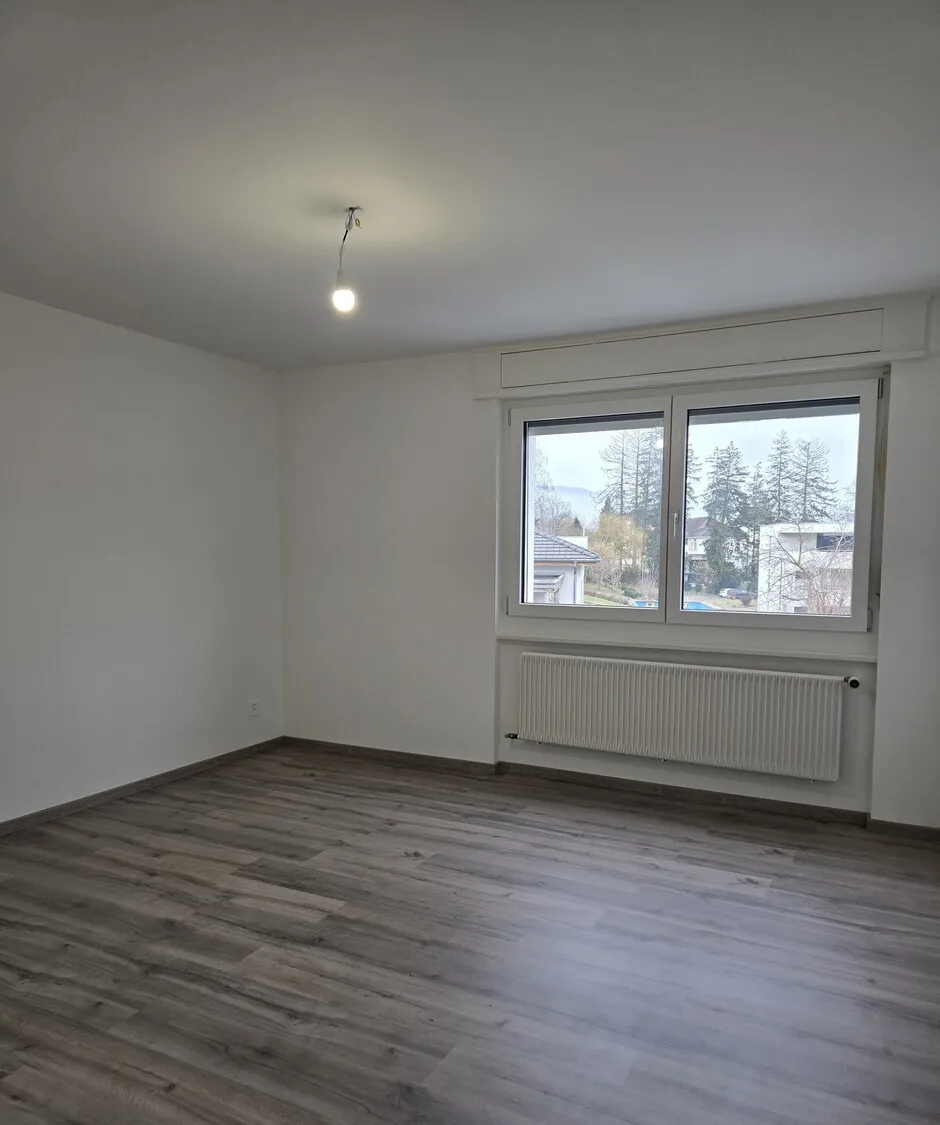 Leeres Zimmer mit Fenster und Heizkörper
