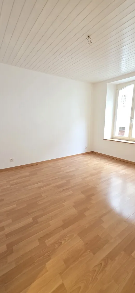 Heller leerer Raum mit Holzfußboden