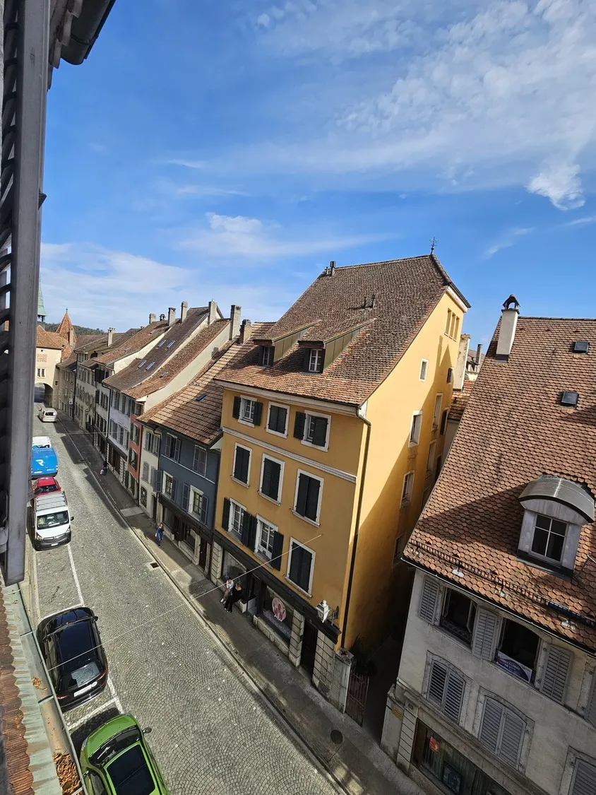 Straßenblick auf historische Altbaufassaden