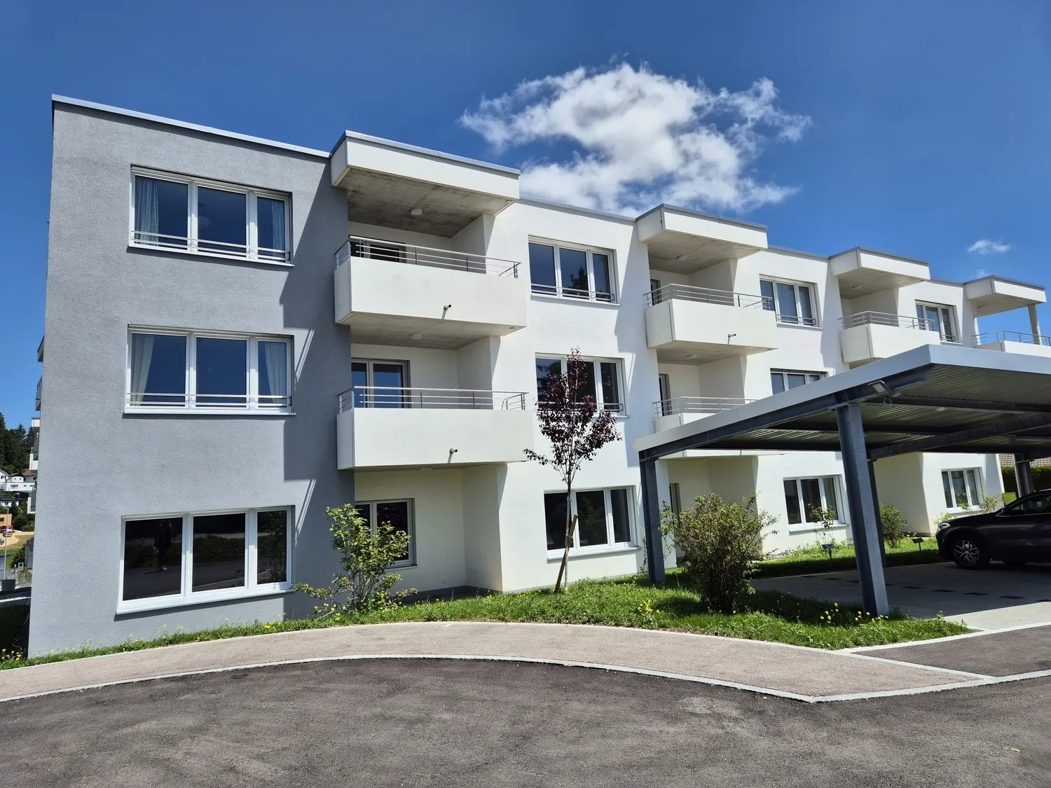 Moderne Mehrfamilienhaus-Ansicht