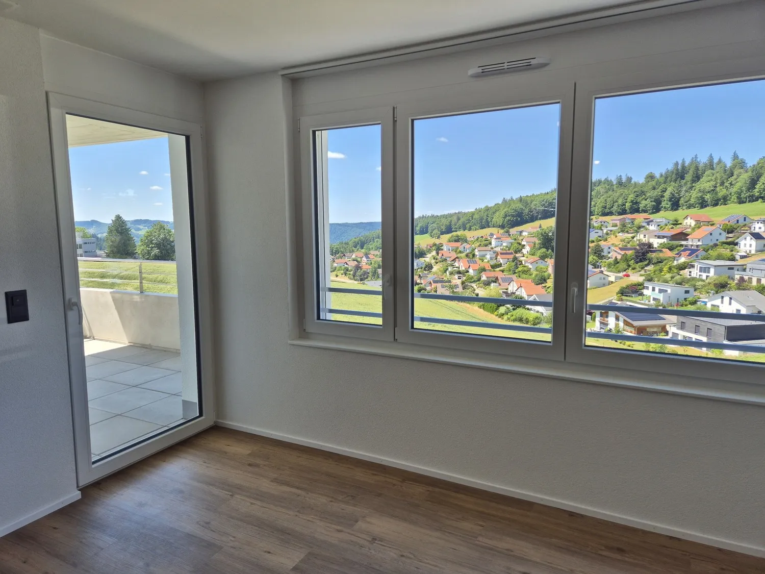 Heller Wohnraum mit Panoramafenstern