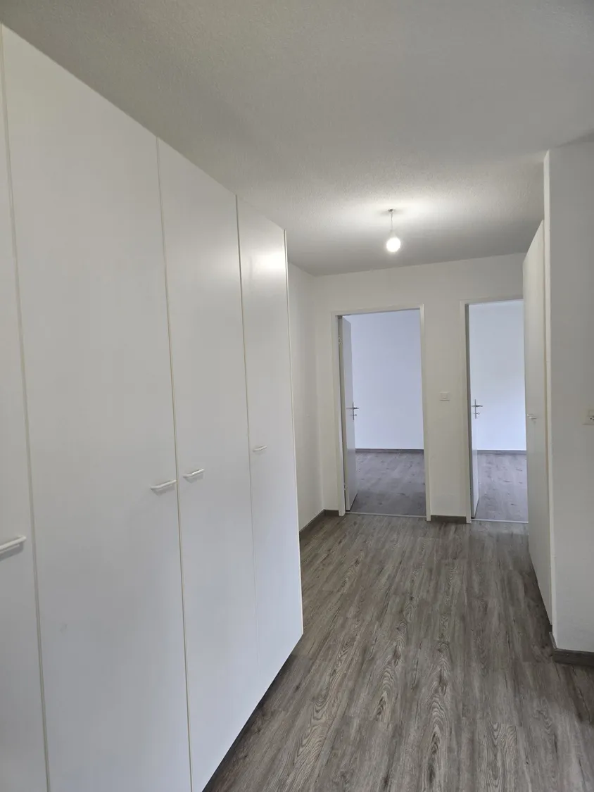 Heller Flur mit Einbauschränken