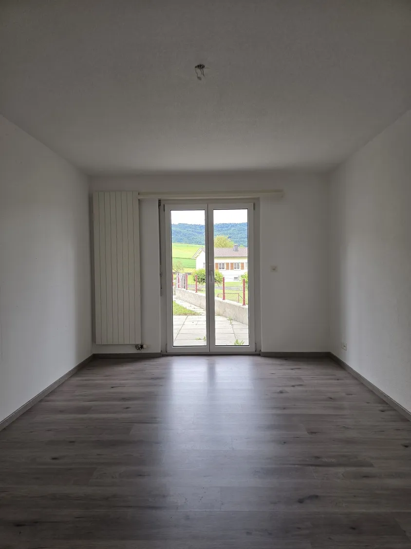 Leerer Wohnraum mit Terrassentür